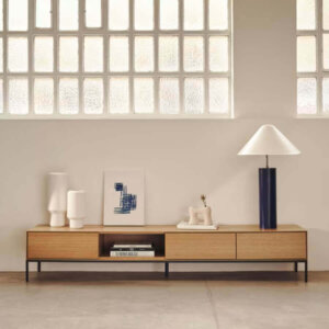 وحدة تلفزيون خشب مودرن 195 سم – 3 أدراج مخفية بآلية ضغط وأرجل فولاذية قابلة للتعديل